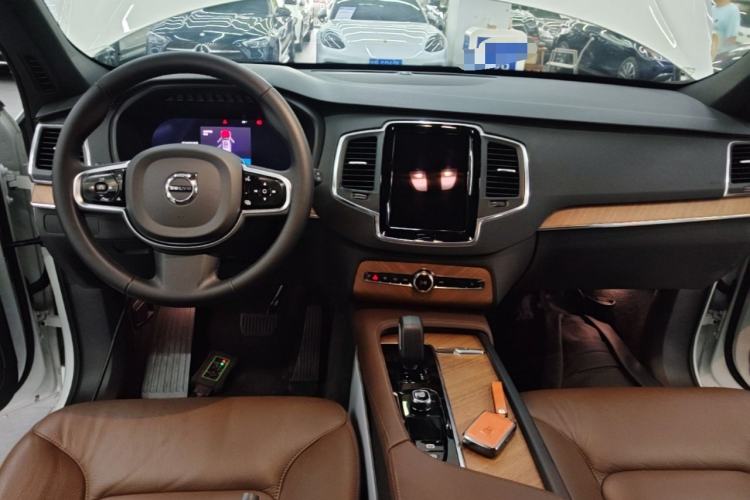 Used Volvo XC90 2023 B5 SmartDrive Luxury Edition 5 Seats Center Console
