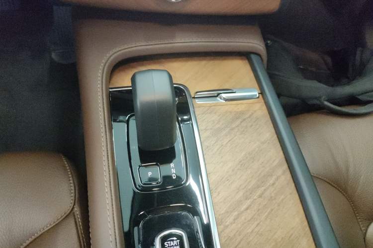 Used Volvo XC90 2023 B5 SmartDrive Luxury Edition 5 Seats Gear Lever