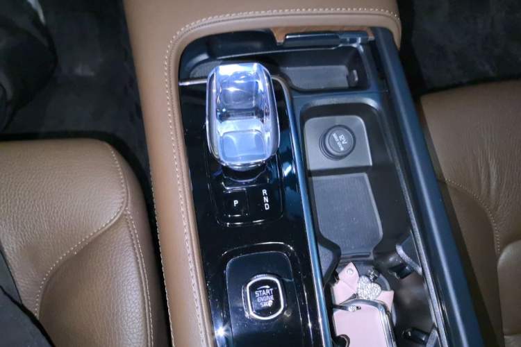 Used Volvo XC90 2023 B5 SmartDrive Luxury Edition 5 Seats Gear Lever
