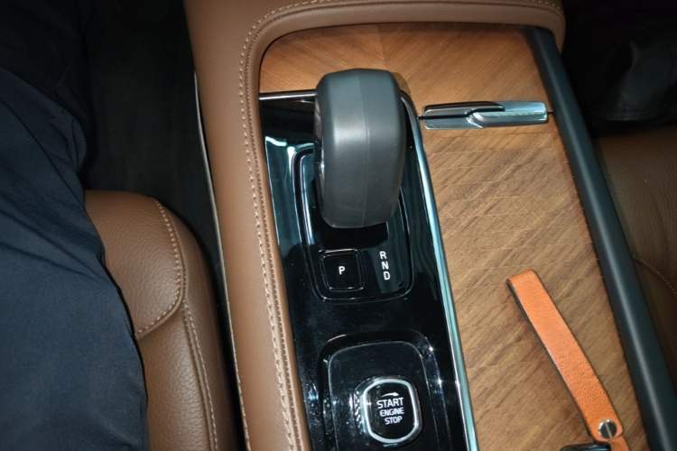 Used Volvo XC90 2023 B5 SmartDrive Luxury Edition 5 Seats Gear Lever