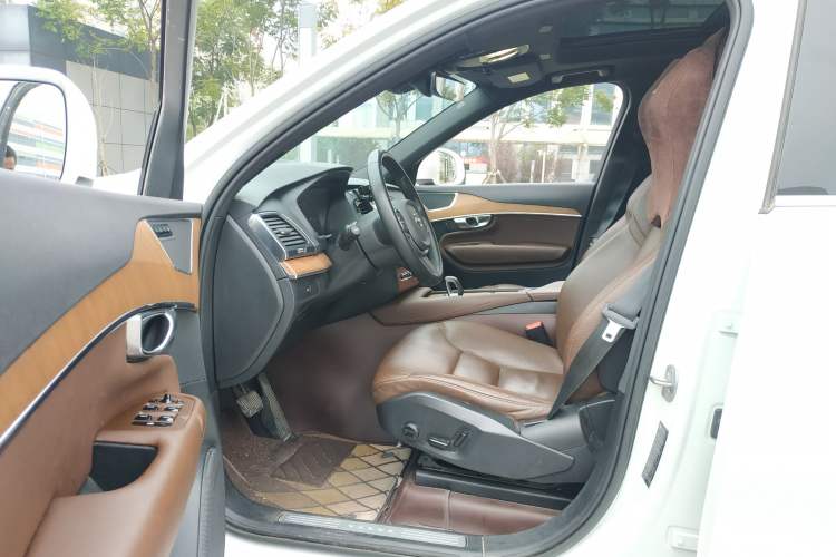 Used Volvo XC90 2023 B5 SmartDrive Luxury Edition 5 Seats Interior 4