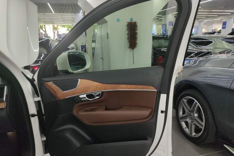 Used Volvo XC90 2023 B5 SmartDrive Luxury Edition 5 Seats Interior 5