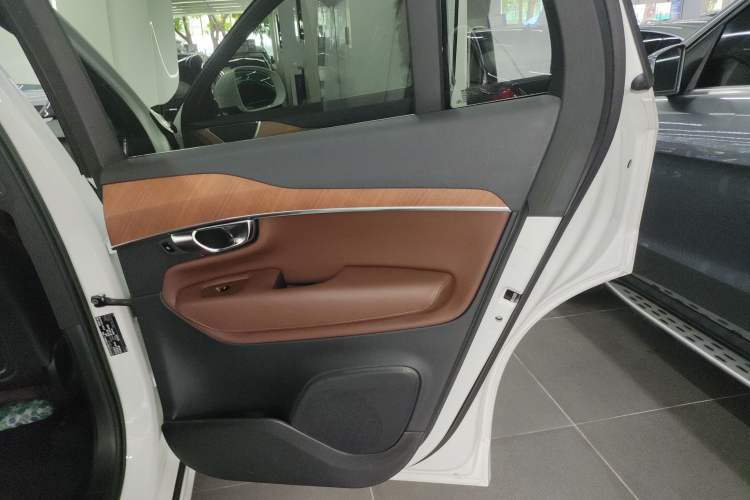Used Volvo XC90 2023 B5 SmartDrive Luxury Edition 5 Seats Interior 6