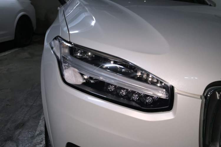 Used Volvo XC90 2023 B5 SmartDrive Luxury Edition 5 Seats Right Front Headlight