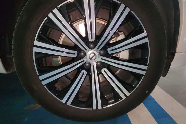 Used Volvo XC90 2023 B5 SmartDrive Luxury Edition 5 Seats Right Front Wheel Hub