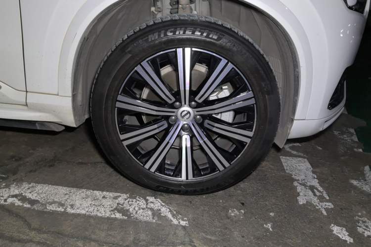 Used Volvo XC90 2023 B5 SmartDrive Luxury Edition 5 Seats Right Front Wheel Hub