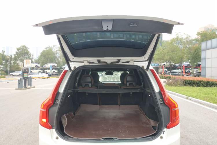 Used Volvo XC90 2023 B5 SmartDrive Luxury Edition 5 Seats Trunk