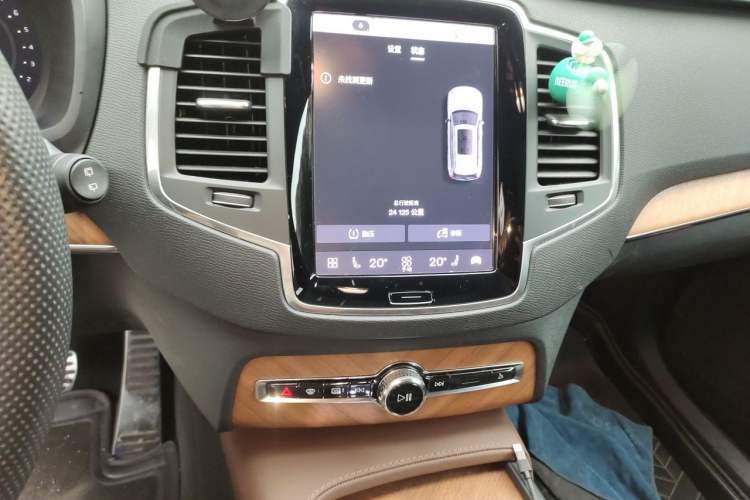 Used Volvo XC90 2024 B5 SmartDrive Luxury Edition 5 Seats Audio And AC Panel