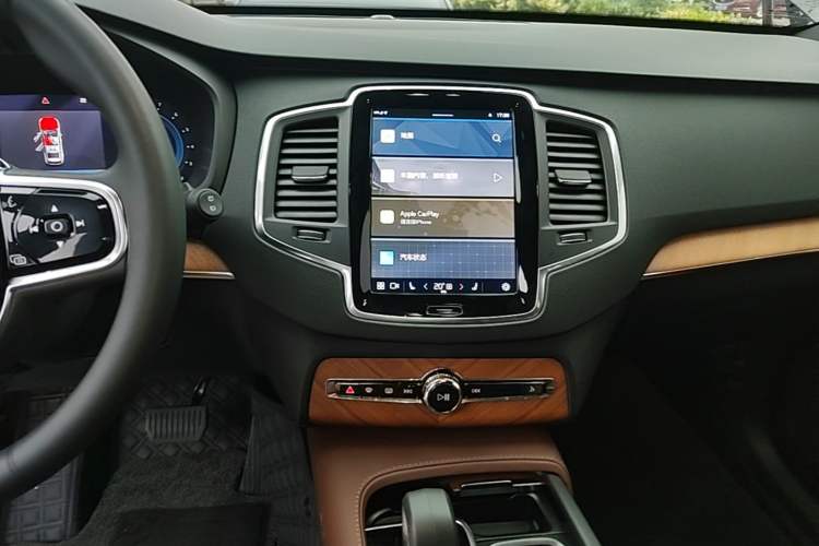 Used Volvo XC90 2024 B5 SmartDrive Luxury Edition 5 Seats Audio And AC Panel