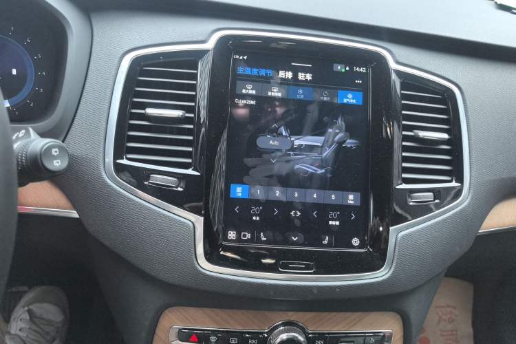 Used Volvo XC90 2024 B6 Zhiyi Luxury 7-Seater Audio And AC Panel