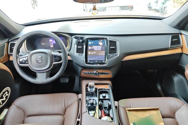 Used Volvo XC90 2024 B5 SmartDrive Luxury Edition 5 Seats Center Console