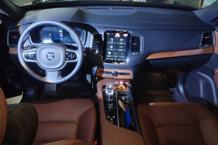 Used Volvo XC90 2024 B5 SmartDrive Luxury Edition 7-Seater Center Console