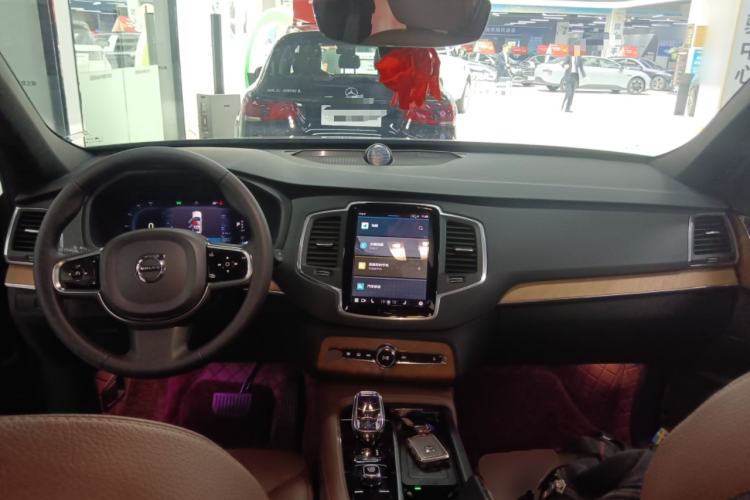 Used Volvo XC90 2024 B5 SmartDrive Luxury Edition 5 Seats Center Console