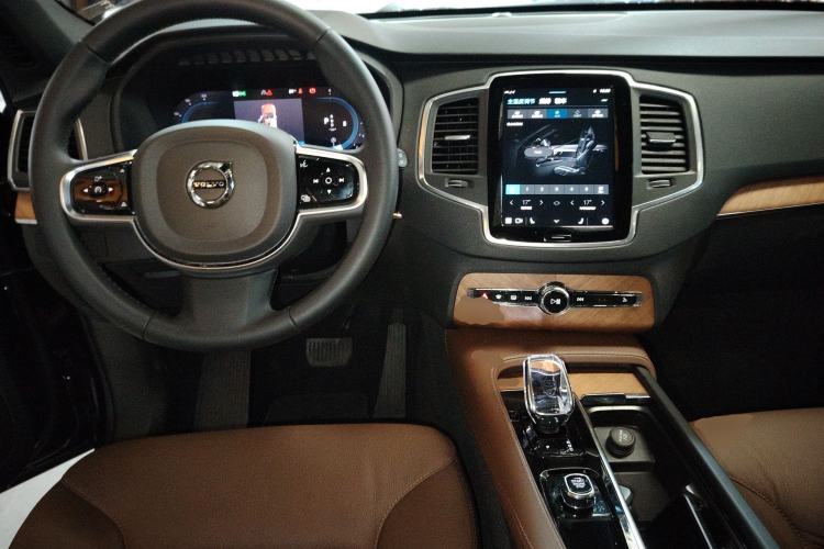 Used Volvo XC90 2024 B5 SmartDrive Luxury Edition 7-Seater Center Console