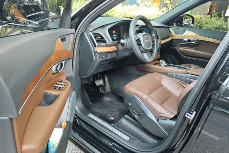 Used Volvo XC90 2024 B5 SmartDrive Luxury Edition 5 Seats Driver Seat