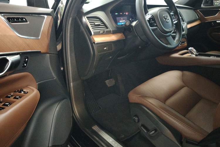 Used Volvo XC90 2024 B5 SmartDrive Luxury Edition 7-Seater Driver Seat