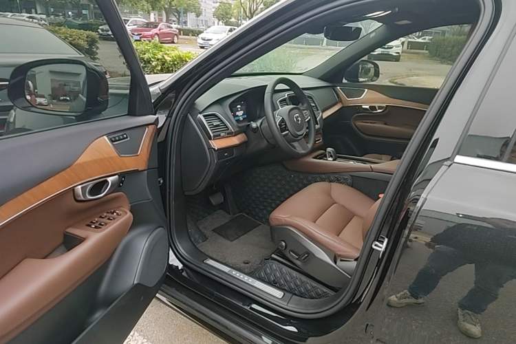 Used Volvo XC90 2024 B5 SmartDrive Luxury Edition 5 Seats Driver Seat