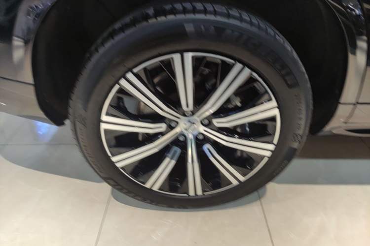 Used Volvo XC90 2024 B5 SmartDrive Luxury Edition 5 Seats Exterior 5
