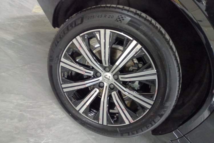 Used Volvo XC90 2024 B5 SmartDrive Luxury Edition 5 Seats Exterior 8