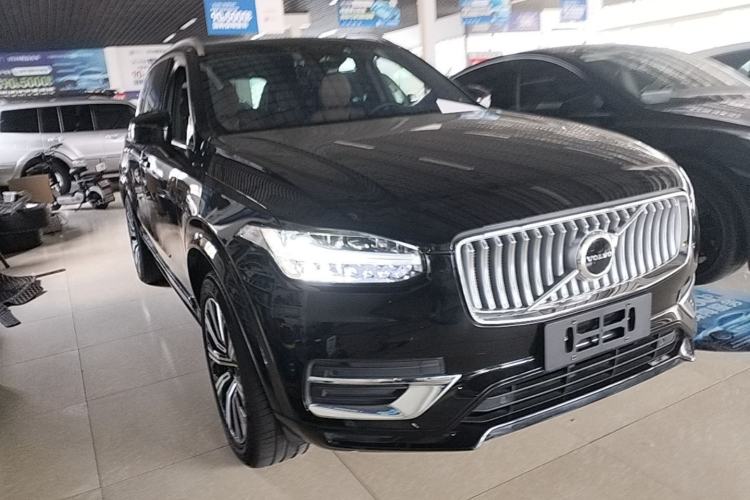 Used Volvo XC90 2024 B5 SmartDrive Luxury Edition 5 Seats Front Right 45 Deg