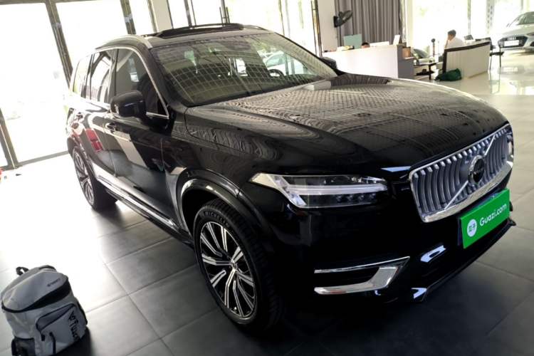 Used Volvo XC90 2024 B5 SmartDrive Luxury Edition 7-Seater Front Right 45 Deg