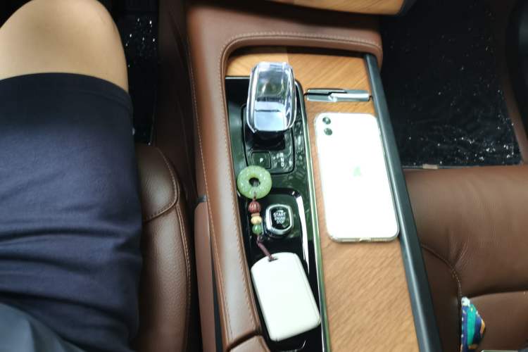 Used Volvo XC90 2024 B6 Zhiyi Luxury 7-Seater Gear Lever