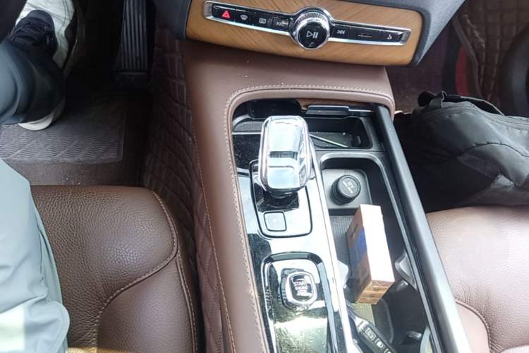 Used Volvo XC90 2024 B6 Zhiyi Luxury 7-Seater Gear Lever
