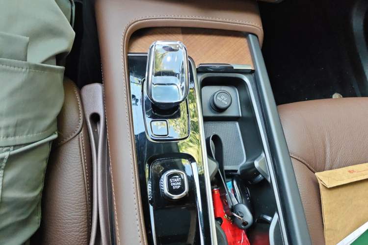 Used Volvo XC90 2024 B5 SmartDrive Luxury Edition 5 Seats Gear Lever