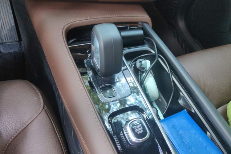 Used Volvo XC90 2024 B6 Zhiyi Luxury 7-Seater Gear Lever
