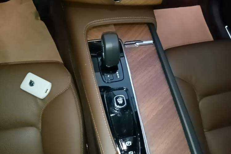 Used Volvo XC90 2024 B6 Zhiyi Luxury 7-Seater Gear Lever