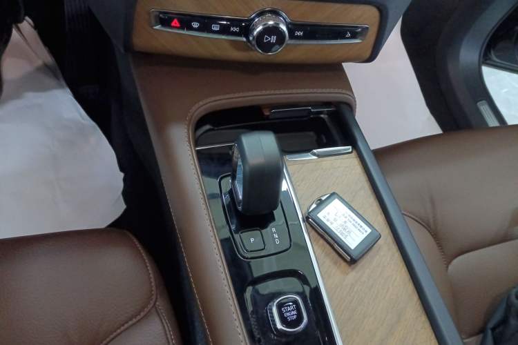 Used Volvo XC90 2024 B5 SmartDrive Luxury Edition 5 Seats Gear Lever