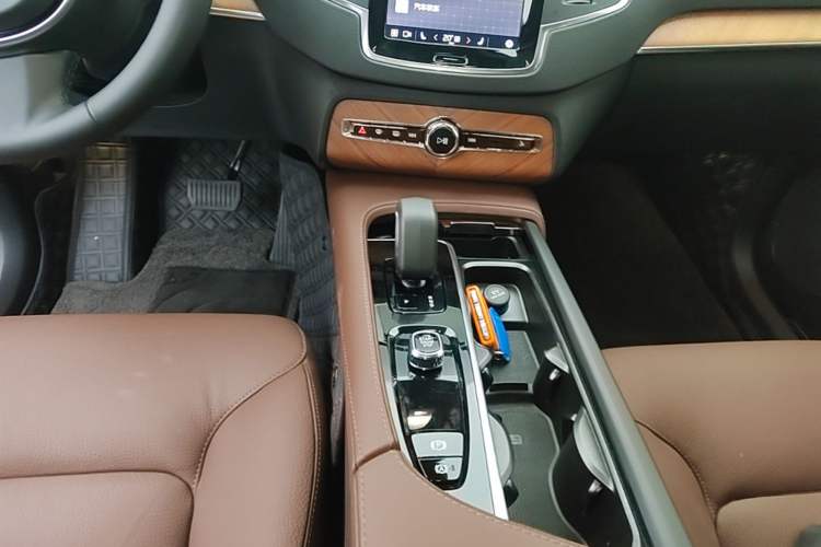 Used Volvo XC90 2024 B5 SmartDrive Luxury Edition 5 Seats Gear Lever