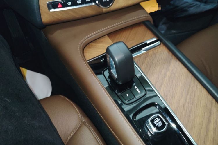 Used Volvo XC90 2024 B5 SmartDrive Luxury Edition 5 Seats Gear Lever