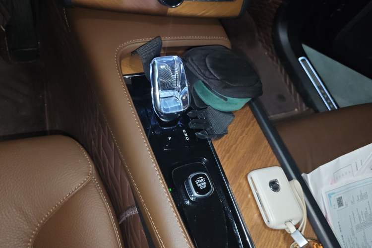Used Volvo XC90 2024 B6 Zhiyi Luxury 7-Seater Gear Lever