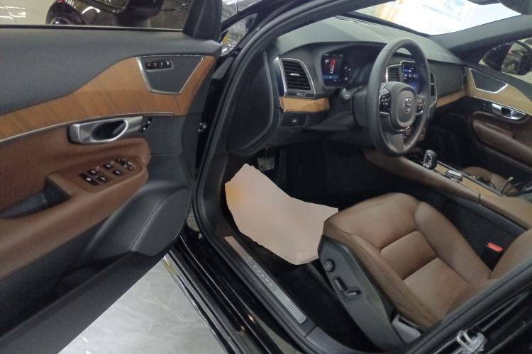 Used Volvo XC90 2024 B5 SmartDrive Luxury Edition 5 Seats Interior 3