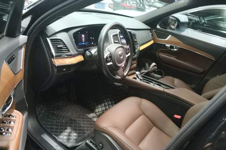 Used Volvo XC90 2024 B5 SmartDrive Luxury Edition 5 Seats Interior 3