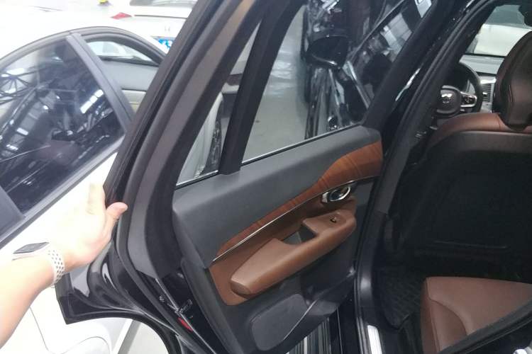 Used Volvo XC90 2024 B5 SmartDrive Luxury Edition 5 Seats Interior 8
