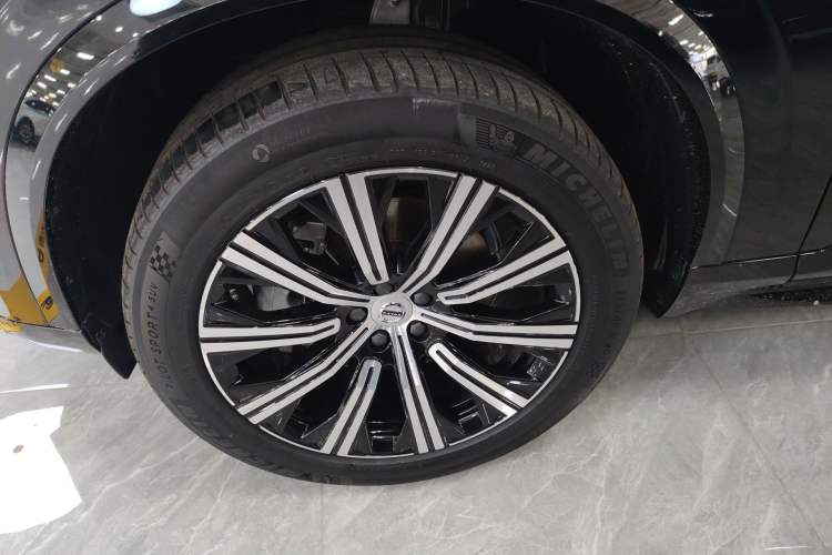 Used Volvo XC90 2024 B5 SmartDrive Luxury Edition 5 Seats Left Front Wheel Hub