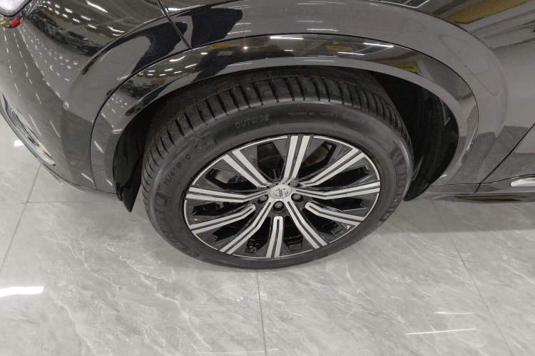 Used Volvo XC90 2024 B5 SmartDrive Luxury Edition 7-Seater Left Front Wheel Hub
