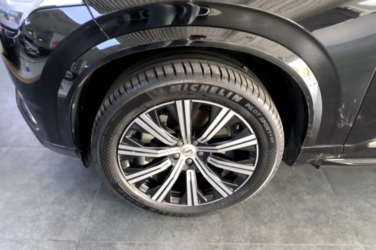Used Volvo XC90 2024 B5 SmartDrive Luxury Edition 7-Seater Left Front Wheel Hub