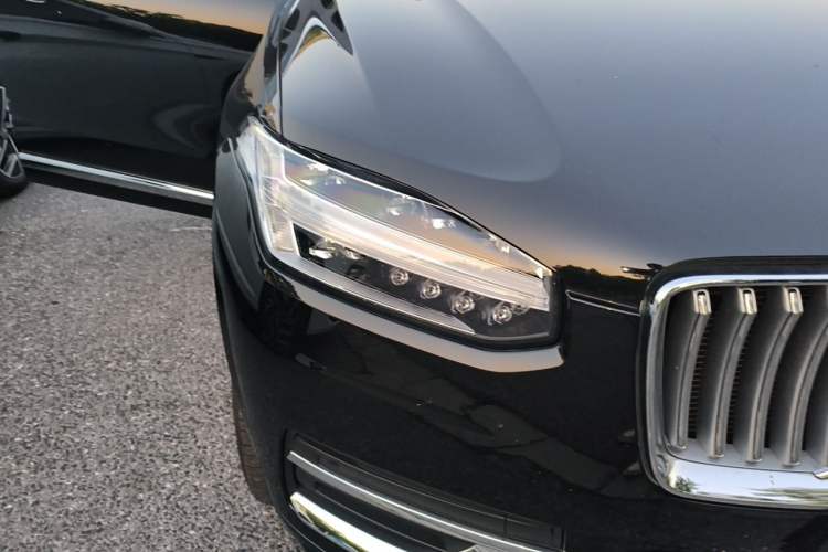 Used Volvo XC90 2024 B5 SmartDrive Luxury Edition 5 Seats Right Front Headlight