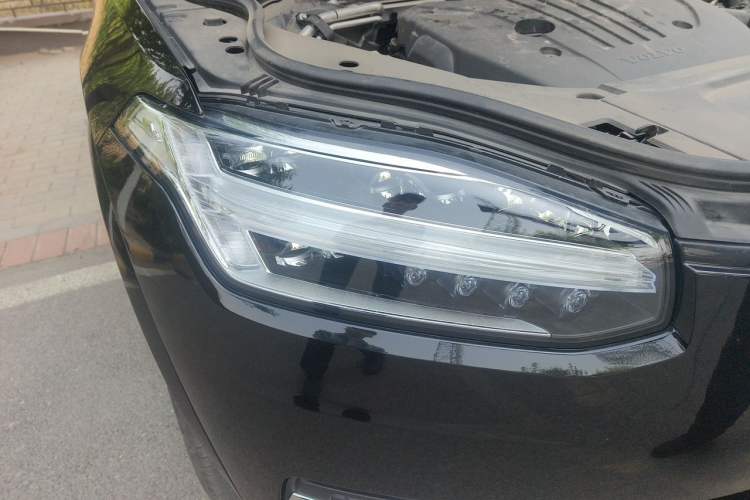 Used Volvo XC90 2024 B5 SmartDrive Luxury Edition 7-Seater Right Front Headlight