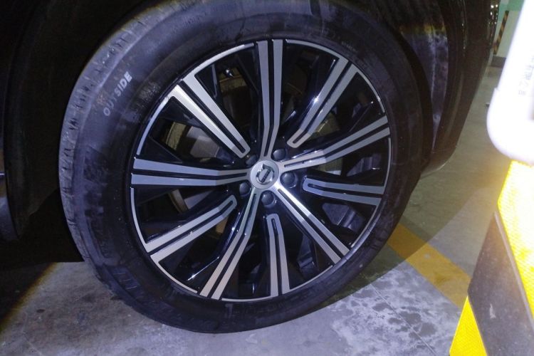 Used Volvo XC90 2024 B5 SmartDrive Luxury Edition 7-Seater Right Front Wheel Hub
