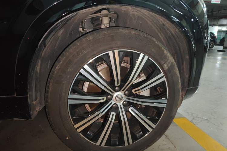 Used Volvo XC90 2024 B5 SmartDrive Luxury Edition 7-Seater Right Front Wheel Hub