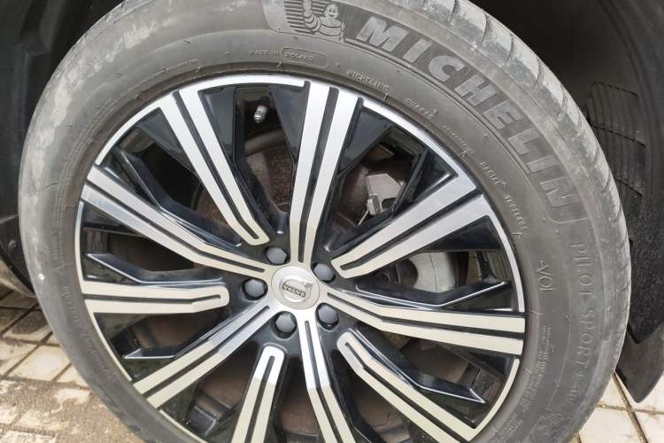 Used Volvo XC90 2024 B5 SmartDrive Luxury Edition 5 Seats Right Front Wheel Hub