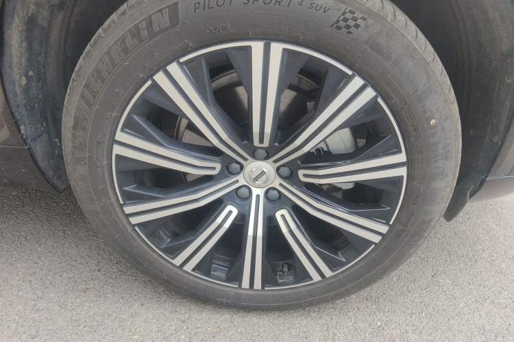 Used Volvo XC90 2024 B5 SmartDrive Luxury Edition 7-Seater Right Front Wheel Hub