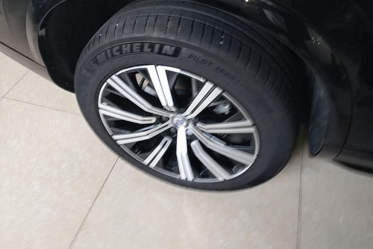 Used Volvo XC90 2024 B5 SmartDrive Luxury Edition 5 Seats Right Rear Wheel Hub
