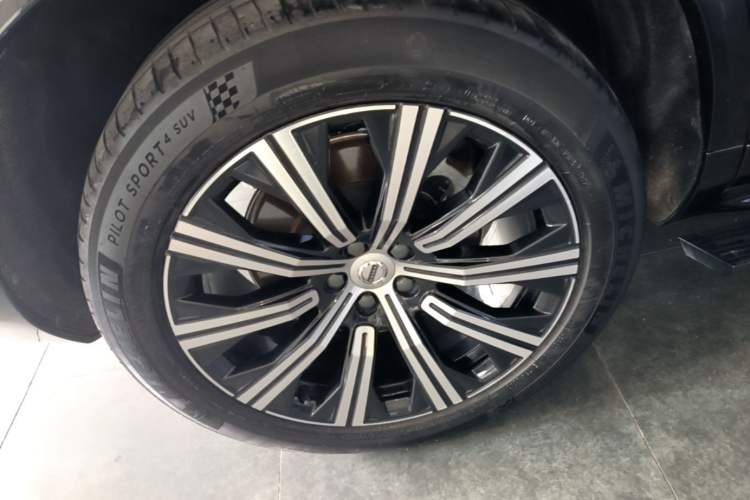Used Volvo XC90 2024 B5 SmartDrive Luxury Edition 7-Seater Right Rear Wheel Hub
