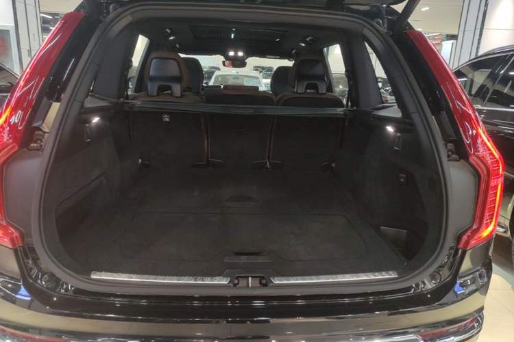 Used Volvo XC90 2024 B5 SmartDrive Luxury Edition 5 Seats Trunk