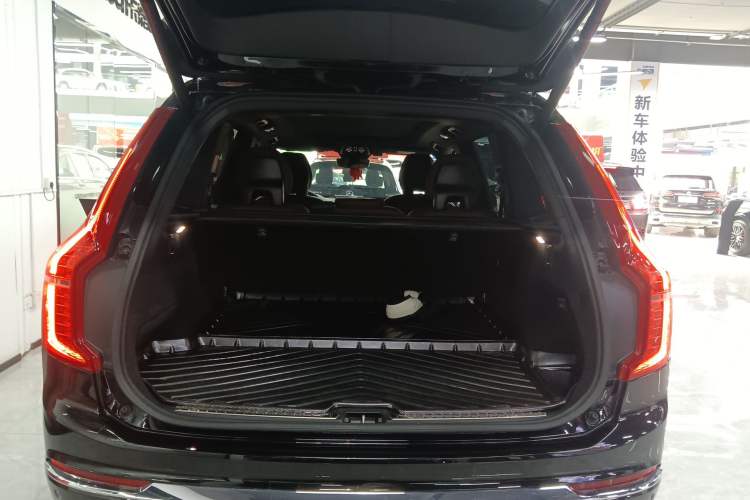 Used Volvo XC90 2024 B5 SmartDrive Luxury Edition 5 Seats Trunk